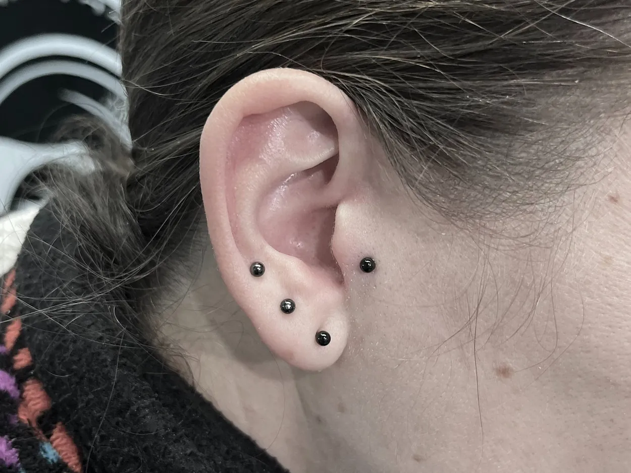 Piercing tragus realizado en Cúbico, Oviedo.