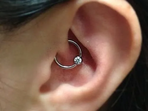Piercing Daith para las migrañas en Cúbico, Oviedo.