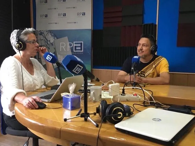 Entrevista en la radio.