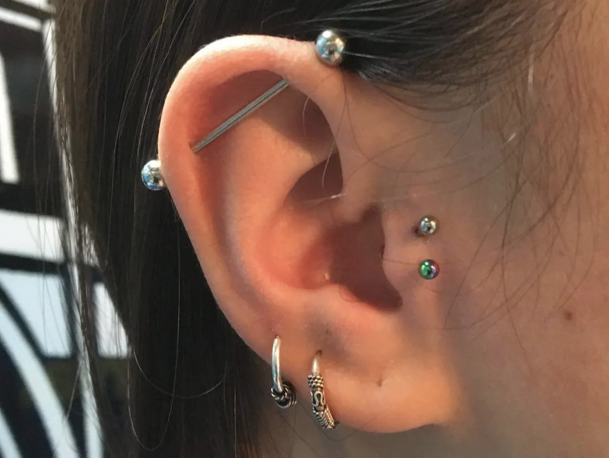 Piercing Industrial y doble tragus en Cúbico, Oviedo.