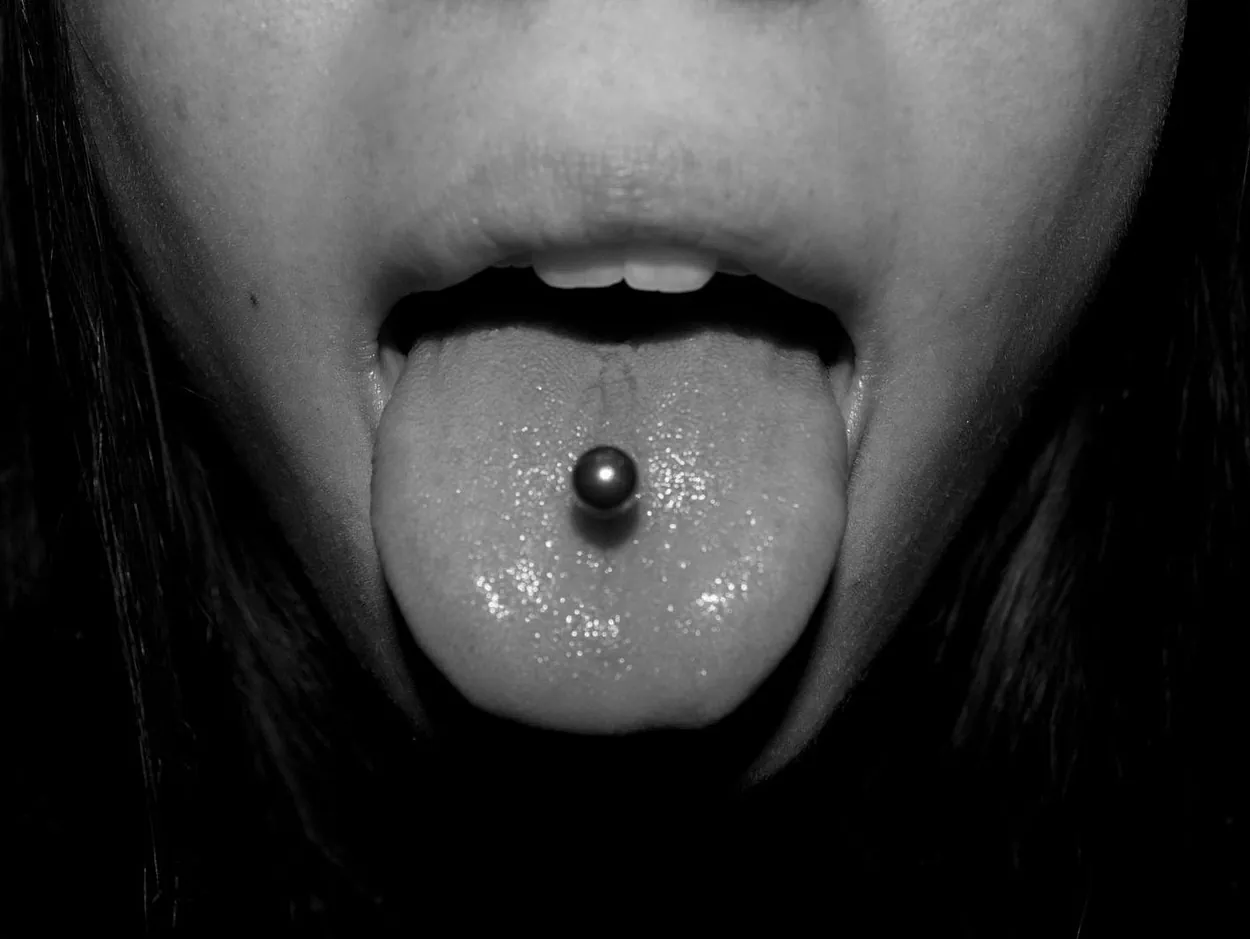 Piercing de lengua en Cúbico, Oviedo.