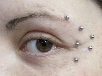 Constelación de piercing realizados en Cúbico, Oviedo.