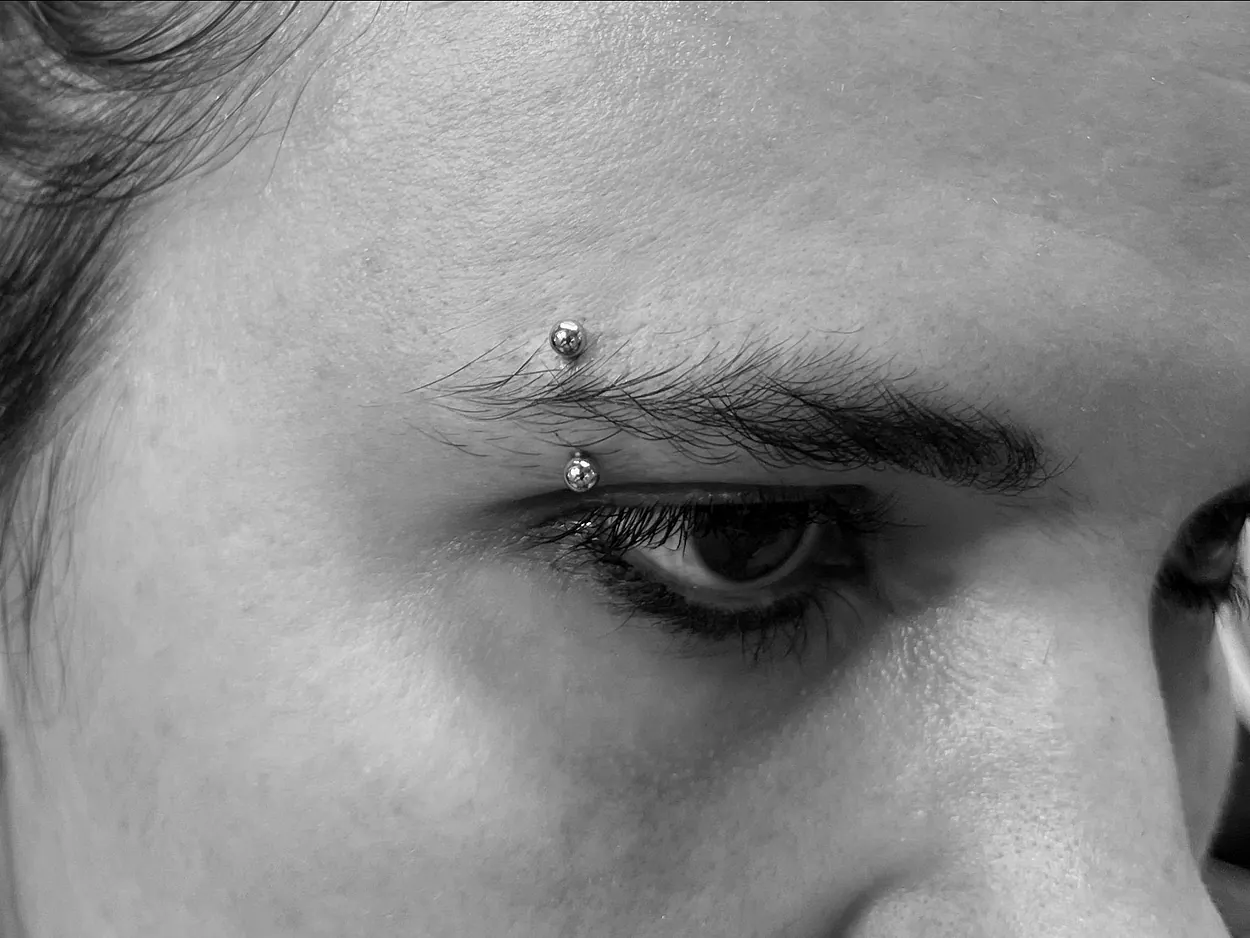 Piercing de ceja vertical en Cúbico, Oviedo.