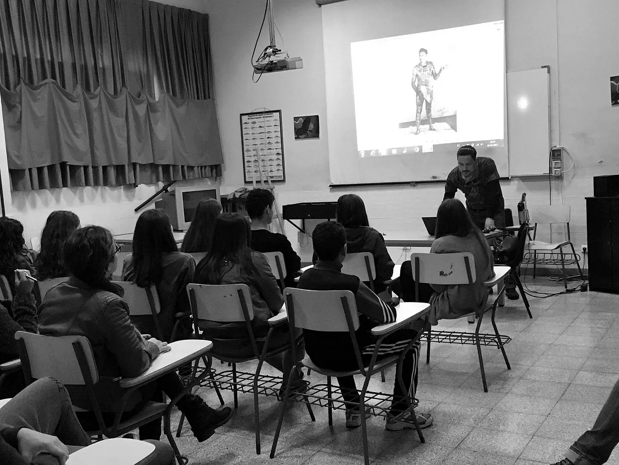 Charla sobre tatuajes y piercing.